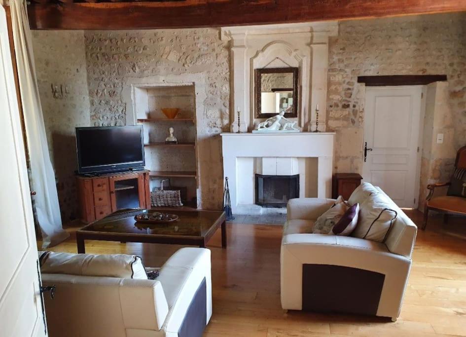 Blanzac  French Farmhouse Retreat With Pool & Superb Views. מראה חיצוני תמונה