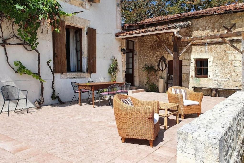 Blanzac  French Farmhouse Retreat With Pool & Superb Views. מראה חיצוני תמונה