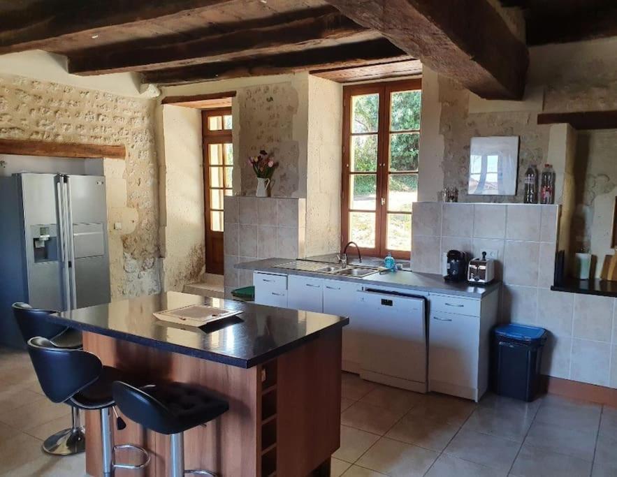Blanzac  French Farmhouse Retreat With Pool & Superb Views. מראה חיצוני תמונה